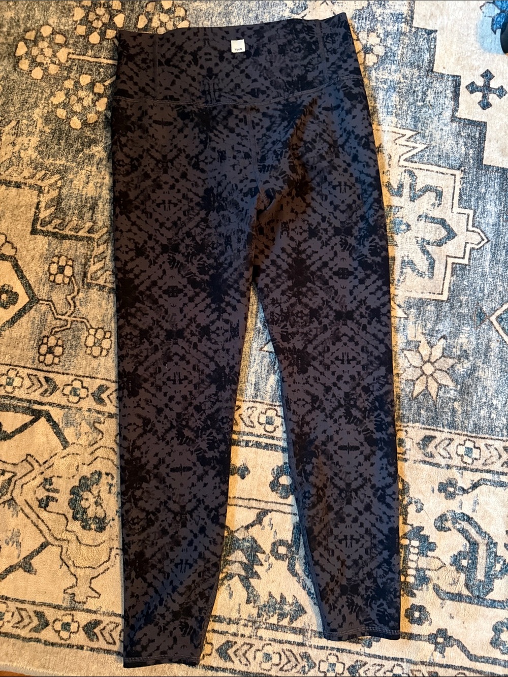 Vuori High-Waist Printed Leggings in Black and Dark Gray